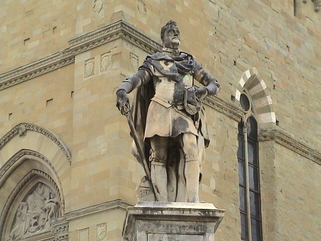 La statua raffigura il figlio di Cosimo I dei Medici